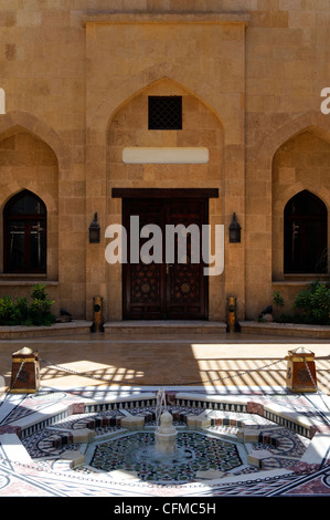 Kairo. Ägypten. Blick auf Innenhof mit Springbrunnen aus der Kairoer inspiriert architektonisch Hilltop Restaurant am Al-Azhar Stockfoto