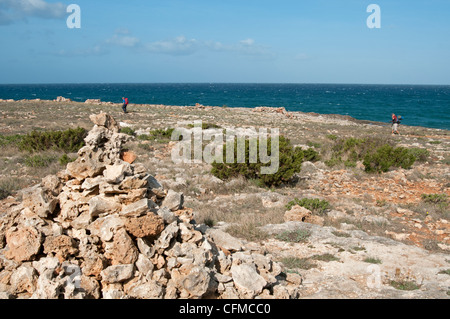 Zwei Wanderer zu Fuß auf der Cami de Cavalls Küsten Reitweg in der Nähe von Ciutadella Menorca Spanien Stockfoto