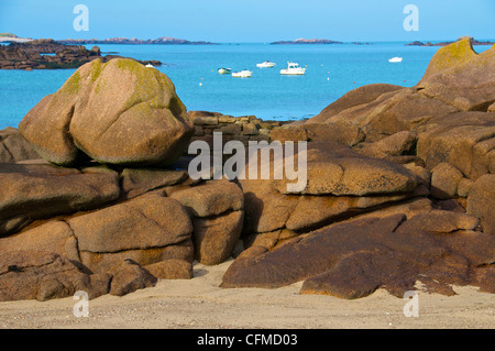 Meer und spektakuläre Felsen, Trebeurden, Cote de Granit Rose (rosa Granit Küste), Côtes d ' Armor, Bretagne, Frankreich Stockfoto