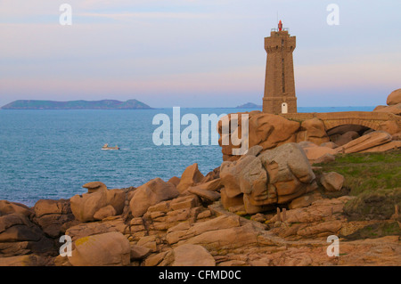 Männer-Ru-Leuchtturm, Ploumanach, Cote de Granit Rose (rosa Granit Küste), Côtes d ' Armor, Bretagne, Frankreich Stockfoto