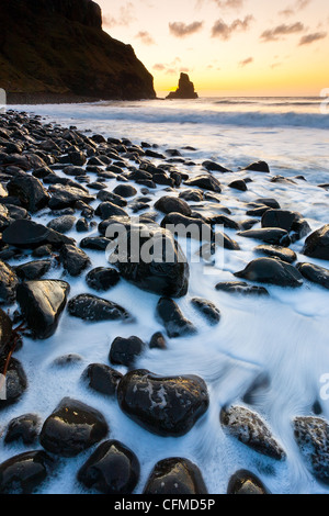 Abenddämmerung in Talisker Bay auf der Isle Of Skye Stockfoto