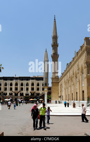 Kairo. Ägypten. Blick auf den hohen Minarett und der Fassade der Moschee von täten al-Hussein eine der heiligsten islamischen Stätten im Stockfoto