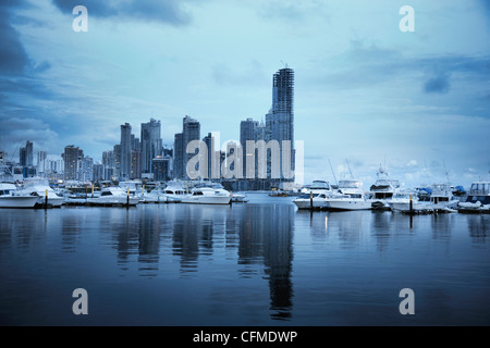 Panama, Panama-Stadt, Boote mit Skyline im Hintergrund Stockfoto