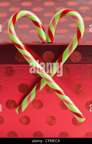 Pfefferminz Zuckerstangen in Herzform, Studio gedreht Stockfoto