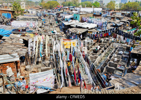 Mumbai, Dhobhi Ghat, Fließband waschen Wannen und Buchten mit Wäsche ausgewaschen zum Trocknen auf Wäscheleinen Stockfoto