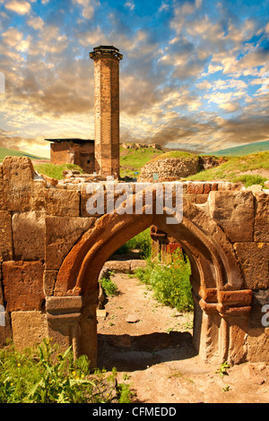 Mittelalterliche gotische Tür Bogen infront von den Seljuk Türken Moschee von Ebul Minuchihr gebaut 1072. Ani, Kars, Anatolien, Türkei Stockfoto