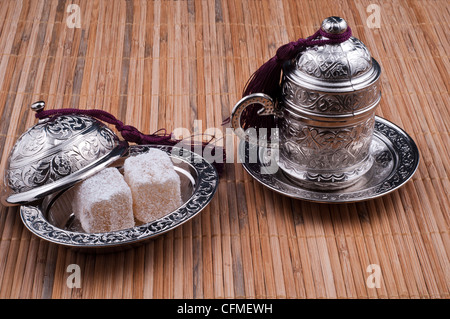 Türkische Kaffeetasse in Silber mit Gravur und Quastendeckel – Espresso im osmanischen Stil Stockfoto