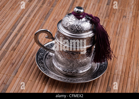 Türkisches Delight- und Silver Coffee Cup-Set – traditioneller Teeservice aus dem Nahen Osten Stockfoto