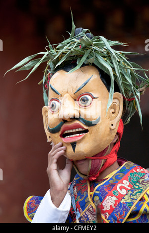 Mönch tragen geschnitzte Holzmaske Wangdue Phodrang (Wangdi), Bhutan, Asien Stockfoto