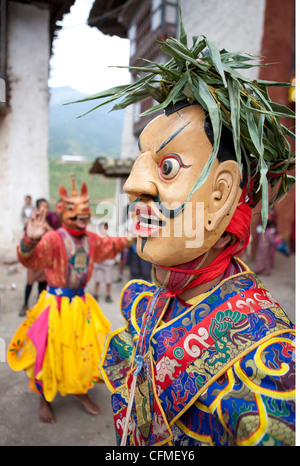 Mönch tragen geschnitzte Holzmaske Wangdue Phodrang (Wangdi), Bhutan, Asien Stockfoto