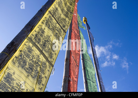 Gebet-flags Hintergrundbeleuchtung von Abendsonne am Chendebji Chorten zwischen Wangdue Phodrang und Trongsa, Bhutan, Asien Stockfoto