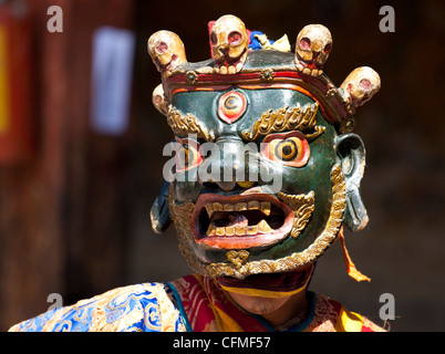 Buddhistischer Mönch tragen bunt geschnitzte Holzmaske an Tamshing Phala Choepa Tsechu, in der Nähe von Jakar, Bumthang, Bhutan, Asien Stockfoto