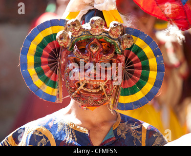 Buddhistischer Mönch tragen bunt geschnitzte Holzmaske an Tamshing Phala Choepa Tsechu, in der Nähe von Jakar, Bumthang, Bhutan, Asien Stockfoto