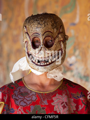 Buddhistischer Mönch tragen geschnitzte Holzmaske, Jakar, Bumthang, Bhutan, Asien Stockfoto