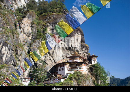 Taktshang Goemba (Tiger Nest Kloster) und Gebet Flaggen, Paro-Tal, Bhutan, Asien Stockfoto