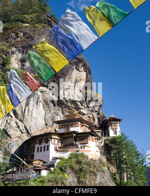 Taktshang Goemba (Tiger Nest Kloster) und Gebet Flaggen, Paro-Tal, Bhutan, Asien Stockfoto