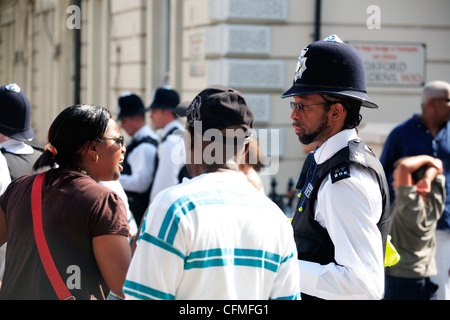 Großbritannien London Ladbroke Grove Polizeiarbeit den Notting Hill carnival Stockfoto