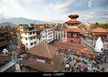 Blick über den Durbar Square vom Café auf der Dachterrasse mit Tempeln und belebten Straßen, Kathmandu, Nepal, Asien Stockfoto