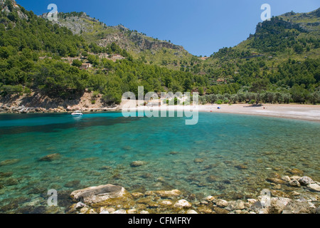 Blick über das türkisfarbene Wasser der Cala Tuent in der Nähe von Sa Calobra, Mallorca, Balearen, Spanien, Mittelmeer, Europa Stockfoto