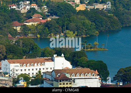 Die altmodische weiße Königin Hotel am berühmten See in alten singhalesischen Hügel Hauptstadt des Landes, Kandy, Sri Lanka, Asien Stockfoto