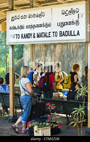 Ausländische Reisende erwarten die beliebte Colombo Badulla Zug am Bahnhof in Peradeniya, in der Nähe von Kandy, Sri Lanka, Asien Stockfoto