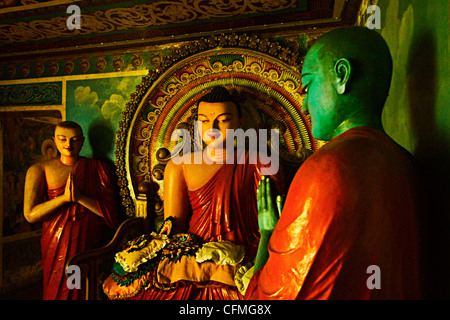 Buddhistische Statuen in einem inneren Raum im 1. Jahrhundert v. Chr. Dowa (Dhowa) Tempel auf dem Weg nach Ella, Bandarawela, Sri Lanka, Asien Stockfoto