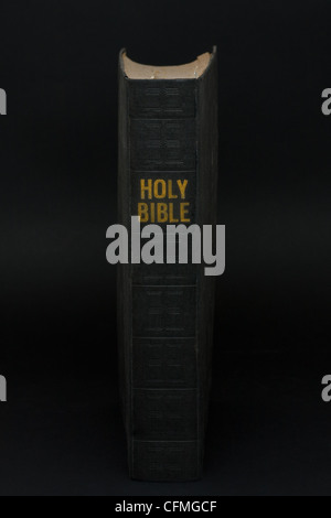 Alte schwarze Heilige Schrift auf schwarzem Hintergrund Stockfoto