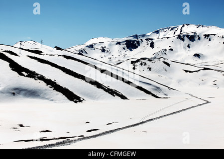 Winterlandschaft, die Straße zum Dorf Galicnik in Mazedonien Stockfoto