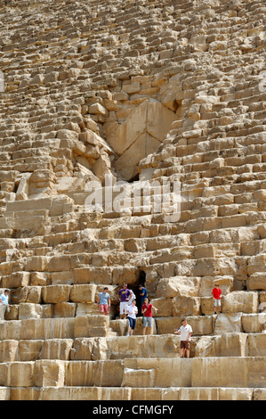 Gizeh. Kairo. Ägypten. Blick auf Touristen Menschen am Eingang der großen Pyramide von Khufu (Cheops) von Gizeh, der ältesten Stockfoto