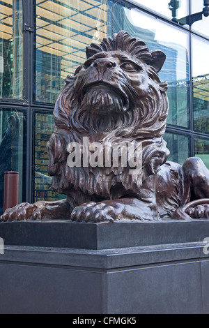 London, Canary Wharf ein von den bronzenen Löwen bewachen HSBC 8 Canada Square März 2012 Stockfoto