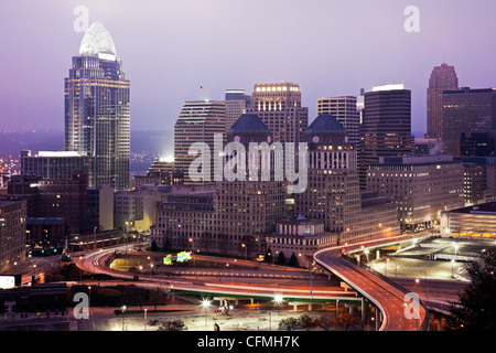 USA, Ohio, Cincinnati Skyline im Morgengrauen Stockfoto