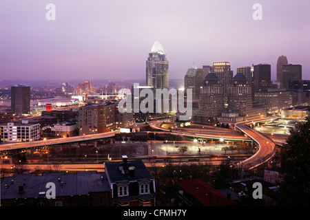 USA, Ohio, Cincinnati Skyline im Morgengrauen Stockfoto