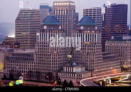 USA, Ohio, Cincinnati Skyline im Morgengrauen Stockfoto