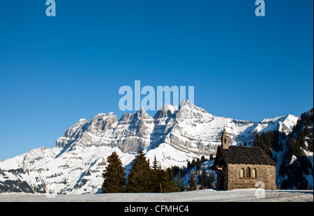 Die kleine Kapelle von Les Crosets vor die Dents du Midi. Schweiz. Stockfoto