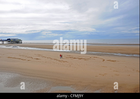 Paare, die am sandigen Strand von Blackpool Lancashire UK Stockfoto