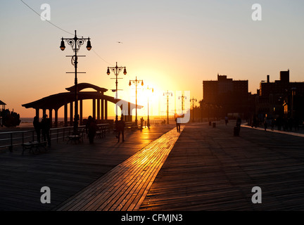 Menschen, die den Sonnenuntergang auf der Promenade genießen. Coney Island, Brooklyn, New York Stockfoto