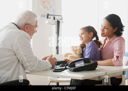 USA, California, Los Angeles, Mädchen (10-11) mit Mutter Rücksprache mit Arzt Stockfoto