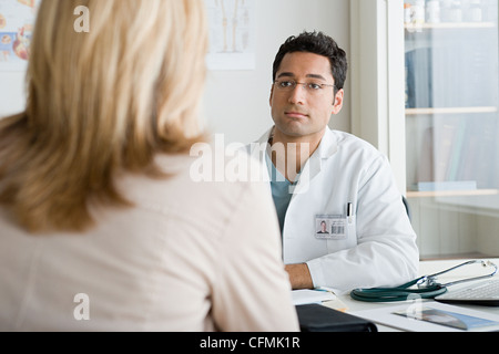 USA, California, Los Angeles, Arzt Patienten anhören Stockfoto