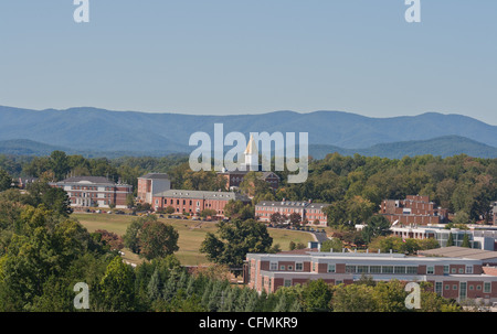 North Georgia College und State University Campus von Crown Mountain in Dahlonega Georgien mit Blue Ridge Mountains in den Rücken Stockfoto