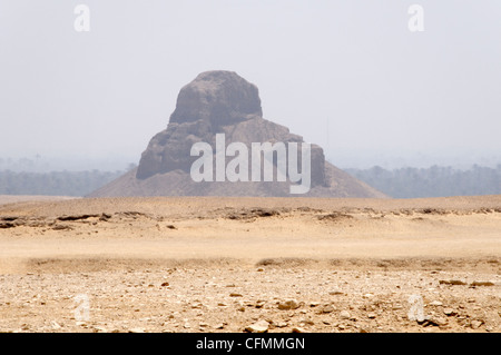 Dahshur. Ägypten. Blick auf die eingestürzten Ruinen die schwarze Pyramide des Pharao Amenemhat III bei Dahshur königliche Grabstätte. Gemacht Stockfoto
