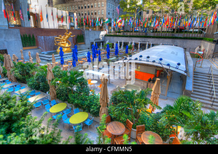 Die berühmte Eisbahn am Rockefeller Center wird in einem Straßencafé, genannt "Rink-Bar", in den Sommermonaten umgewandelt. Stockfoto