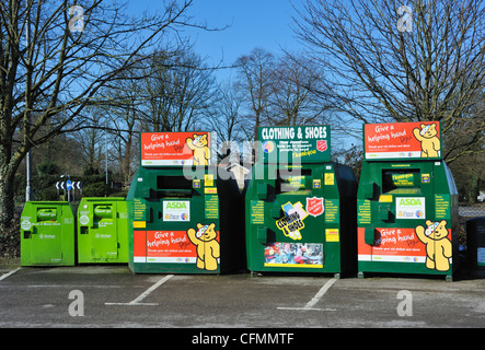 Kleidung und Schuhe, die recycling-Bank. ASDA Supermarkt, Burton Road, Kendal, Cumbria, England, Vereinigtes Königreich, Europa. Stockfoto