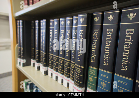 Die mehrbändigen Encyclopaedia Britannica ist Referenz Regal Bibliothek in New York gesehen. Stockfoto