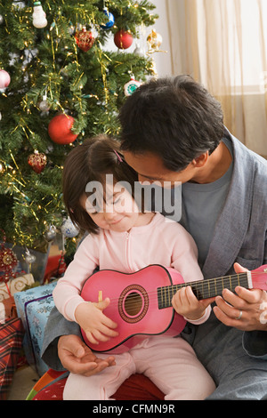 USA, California, Los Angeles, Vater und Tochter am Weihnachtsbaum Stockfoto