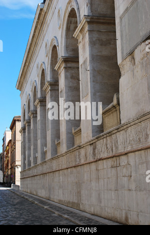 Die Malatesta Tempel Kirche Denkmal weiße Marmor Seitenansicht, Rimini, Emilia Romagna, Italien Stockfoto