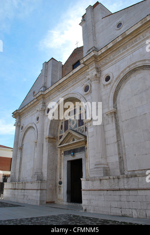 Die Malatesta Tempel Kirche Denkmal weiße Marmorfassade, Rimini, Emilia Romagna, Italien Stockfoto