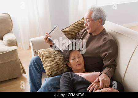 USA, California, Los Angeles, paar entspannende auf sofa Stockfoto