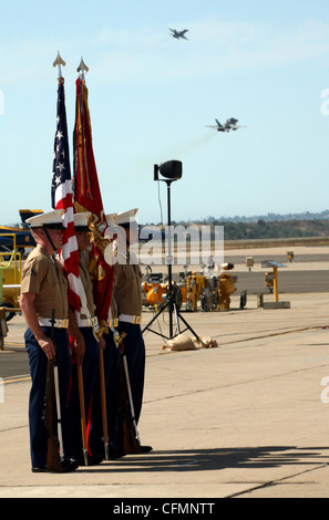 Ein Marine Color Guard steht an Aufmerksamkeit wie F/A-18 Super Hornet aus in der Vorbereitung für die Marine Air-Ground Task Force Lift während der Eröffnungsfeier der Miramar Air Show Okt. 2, 2011 bei der Marine Corps Air Station Miramar. Stockfoto