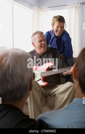 USA, California, Los Angeles, Gruppe von Freunden, die Spaß mit Gitarre Stockfoto