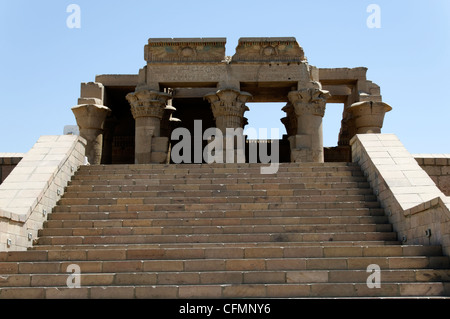 Kom Ombo. Ägypten. Afrika. Blick auf die lange Treppe Ansatz, der Tempel von Kom Ombo. Stockfoto